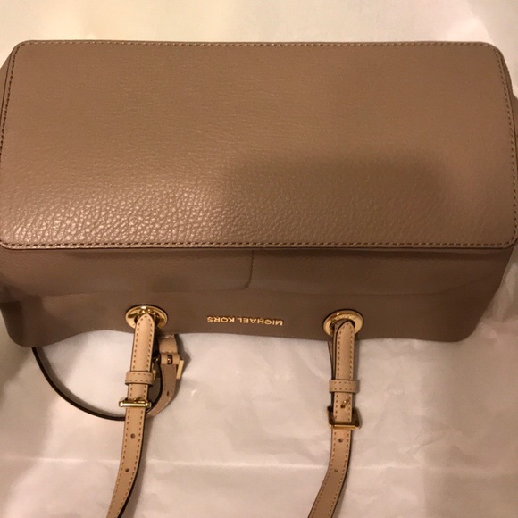 **SOLD** Michael Kors Bedford Pocket Tote - Picture 5 of 5